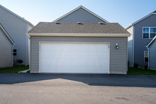 Building Photo - 1075 E 115th Ln