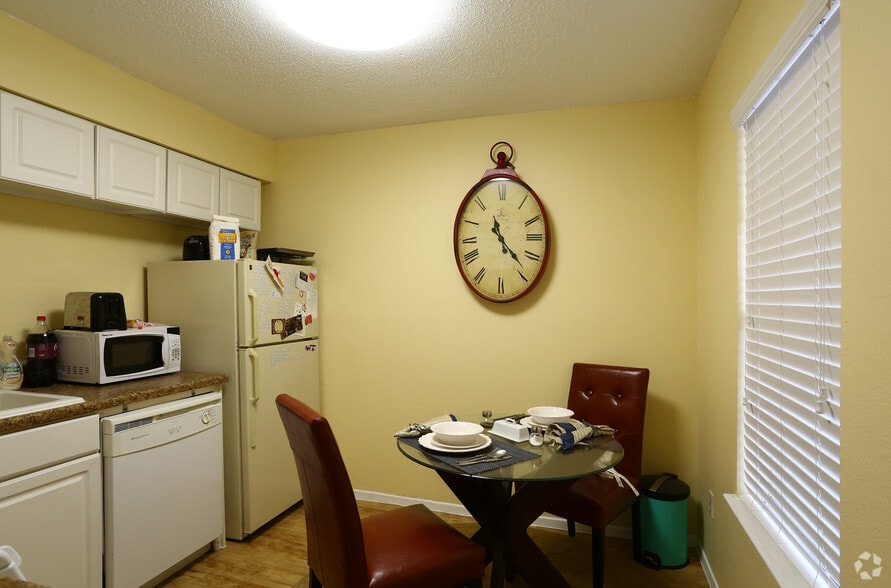 2BR-1BA Dining Area - Hyde Park Court Apartments