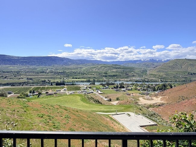 Building Photo - Luxury, golf course living with VIEWS! 3+ bed, 3 bath, three car garage and so much more!