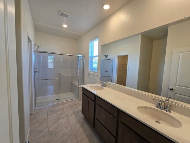 Building Photo - 3 Bedroom Single Story Home