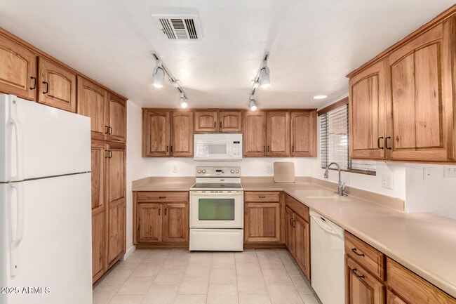 Building Photo - 5603 W Greenbriar Dr