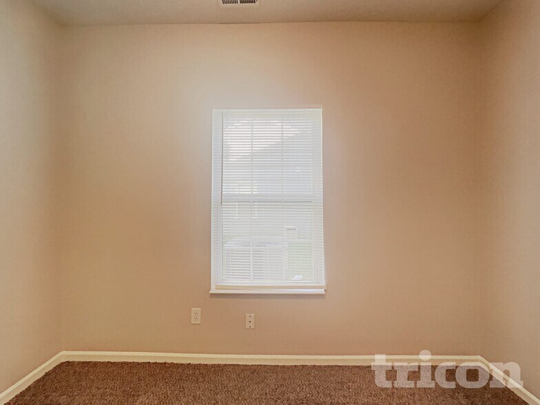 Building Photo - 1325 Yellowstone Cir