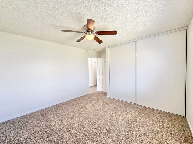 Building Photo - AVAILABLE NOW!! 2 Bedroom 1 Bathroom Apartment in Cathedral City!