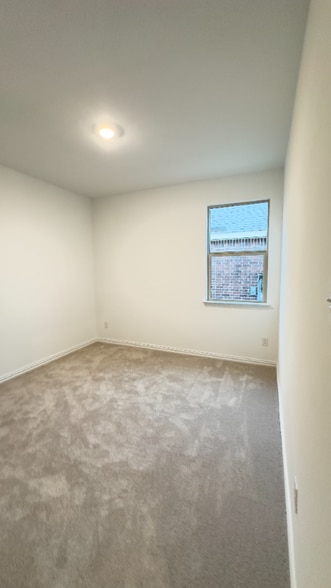 Building Photo - 2108 Angus Dr