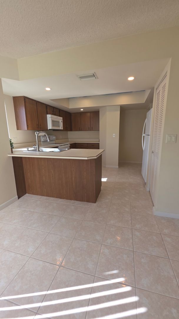 Building Photo - Beautiful Pond Front 2 Bedroom 2 Bath Townhome in the Wood Haven Community