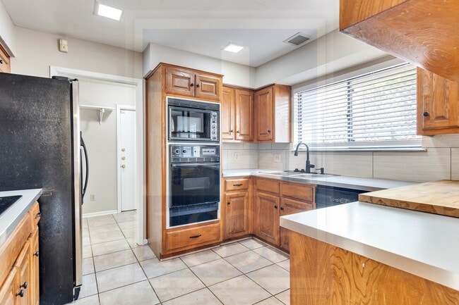 Building Photo - 7302 Waldon Dr