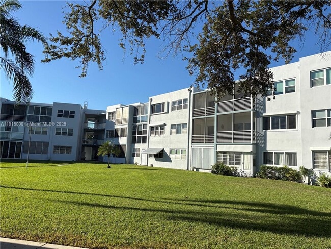 Building Photo - 2223 Park Ln