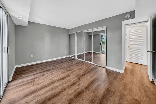 Building Photo - Water, Gas, Electric Utilities included in rent! Available Now! 1 Bed / 1 Bath Condo in the heart...