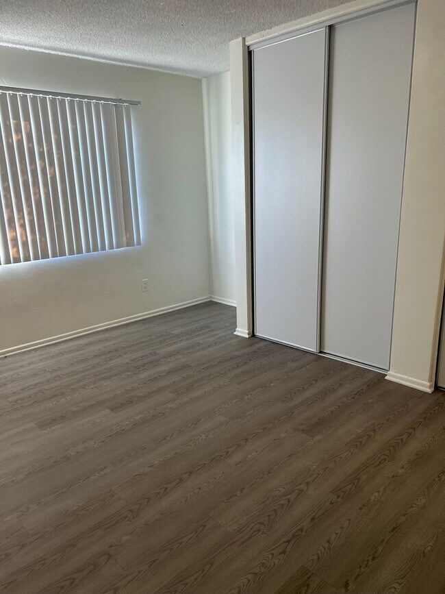 Building Photo - Bright 1 Bed / 1 Bath with Balcony & Pool – Central AC – Pet Friendly!