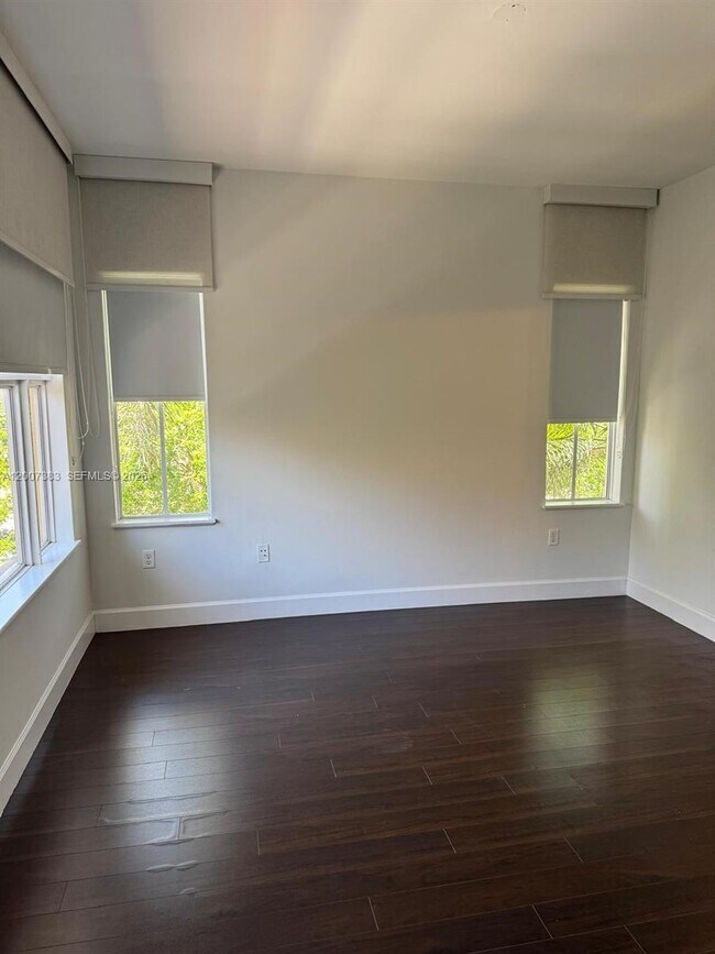 Building Photo - 18421 NE 27th Ct