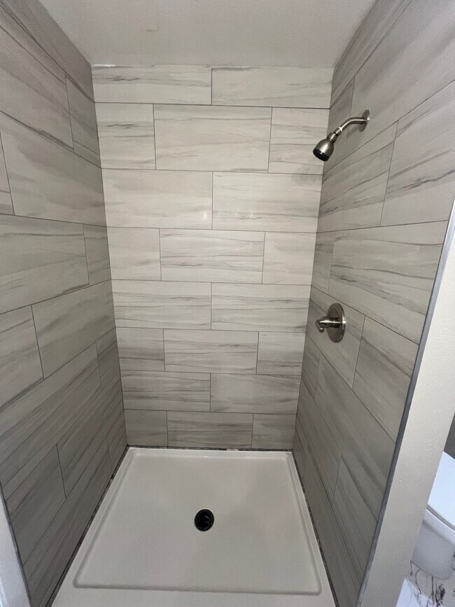 Building Photo - Spacious 2-Bed, 2-Bath Condo in Desirable ...