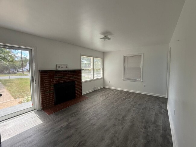 Building Photo - One Level Brick House Near University of L...