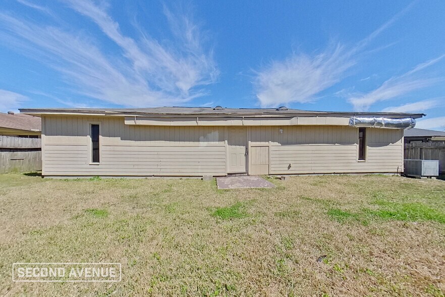 Building Photo - 12006 Pompton Dr