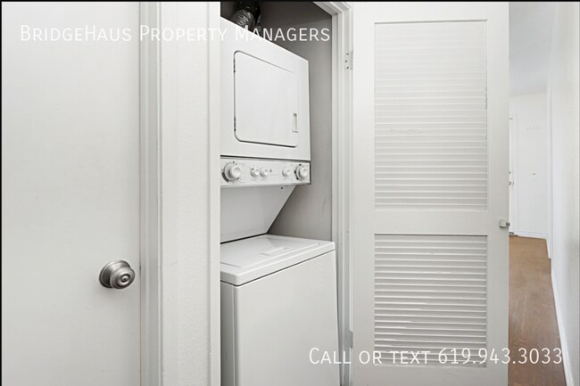 Building Photo - Make This 2 Bedroom Unit In Sunny Lakeside...