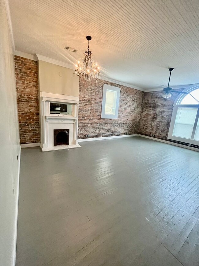 Building Photo - 25 W Oak St