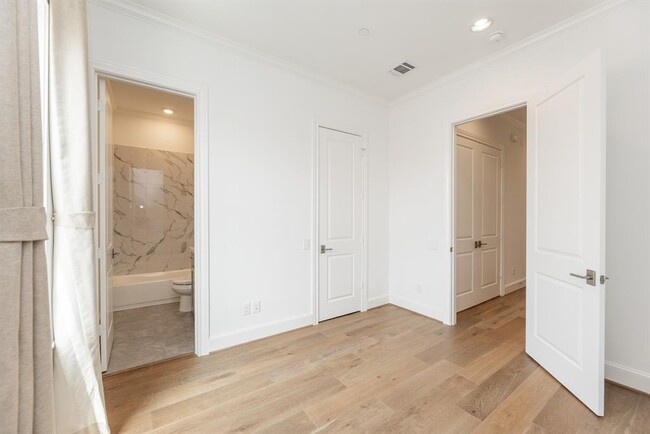 Building Photo - 7518 Viano Ln