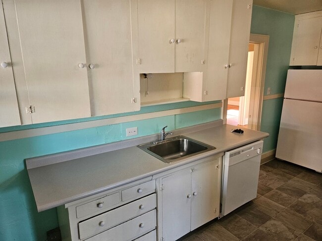 Building Photo - Spacious Campus Home! - $300 OFF 1ST MONTH...