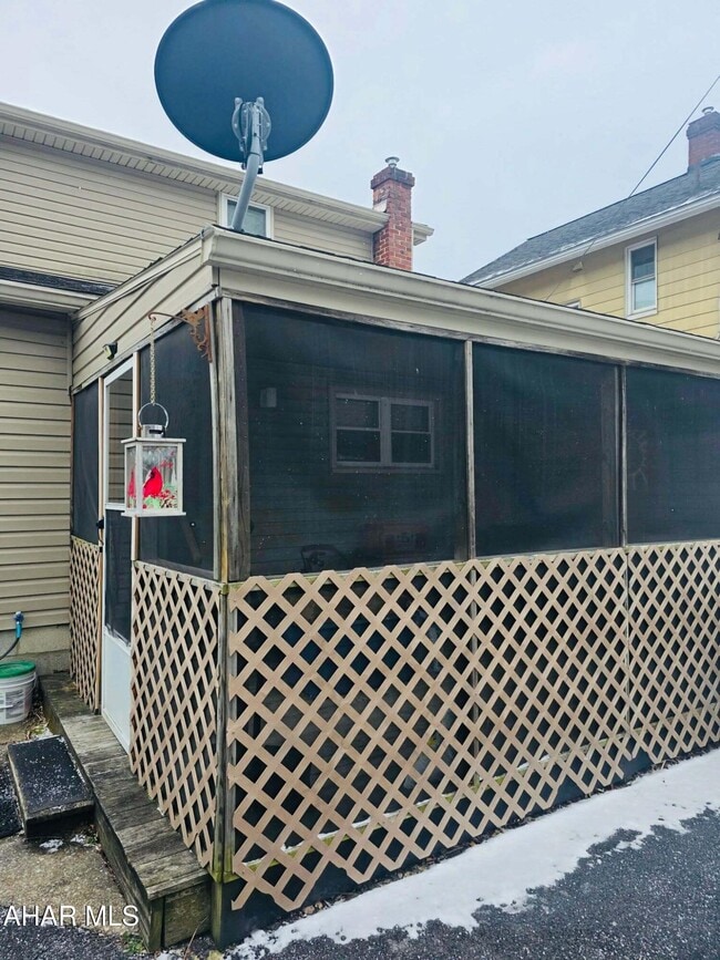 Building Photo - 215 Garber St