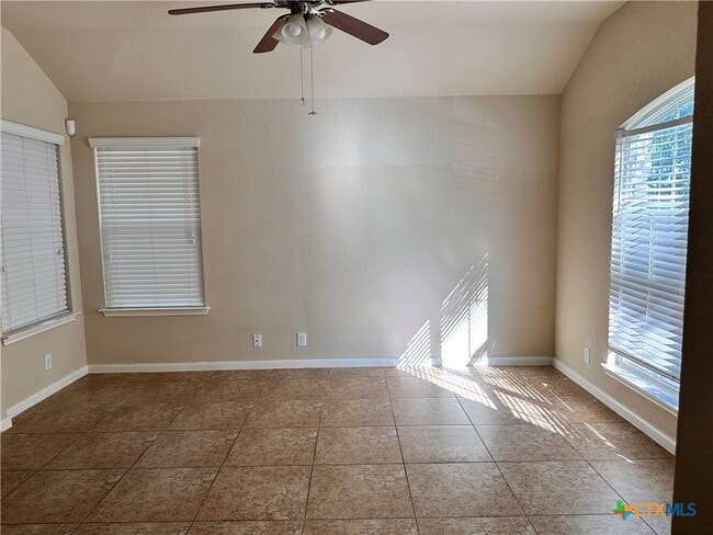Building Photo - 2020 Meadow View Dr