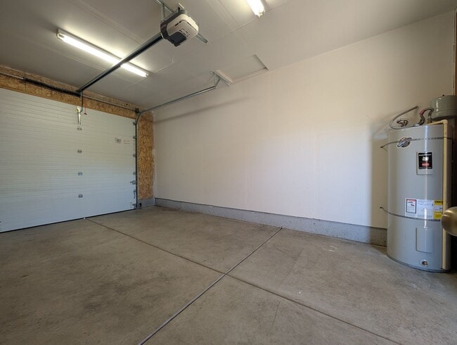 Building Photo - Beautiful 3 Bedroom, 2 Bath Home In The Ri...