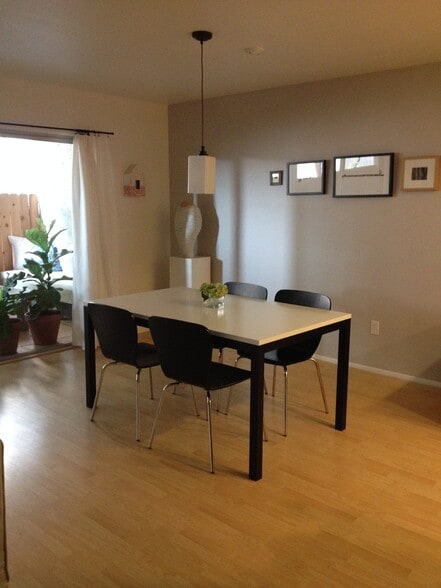 Dining area - 266 S Madison Ave