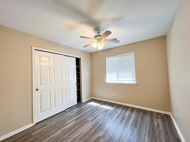 Building Photo - 1632 Sunnycrest Cir
