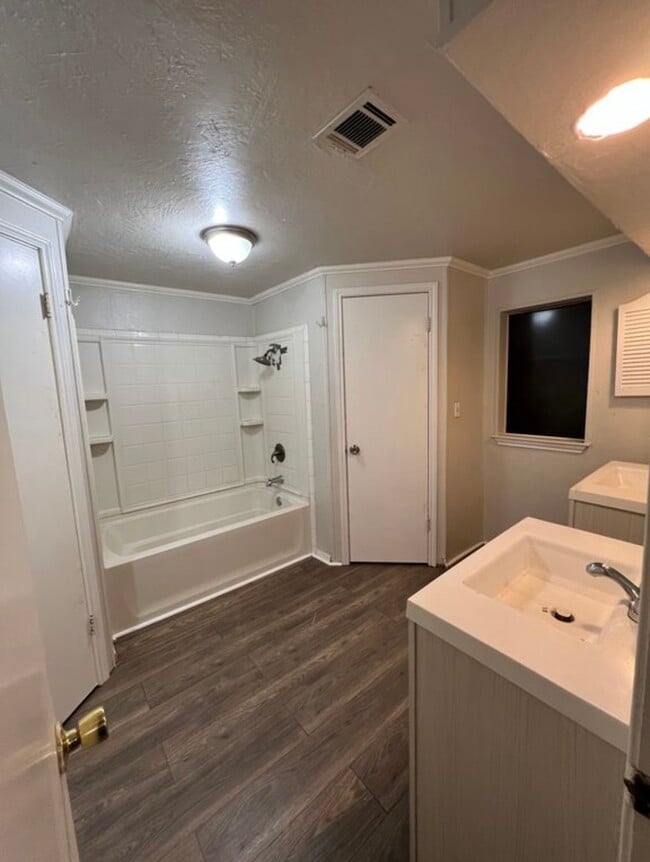 Building Photo - 12232 Woodland Hills Dr