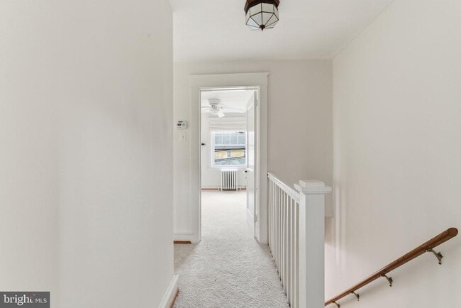 Building Photo - 530 E Manoa Rd