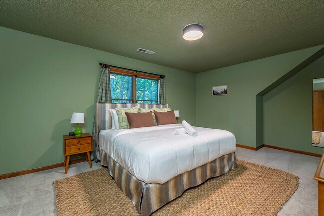 Building Photo - 41 Little Forest Dr