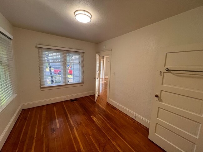 Building Photo - 5BD/2BA Gorgeous Vintage Home
