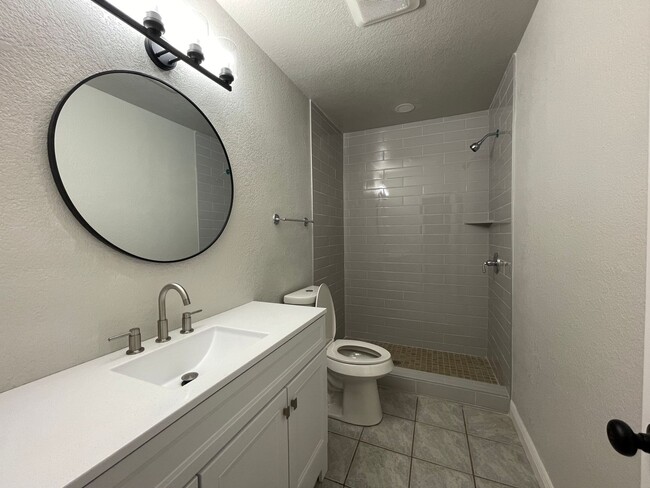 Building Photo - For Rent: Beautifully Remodeled Home in La...