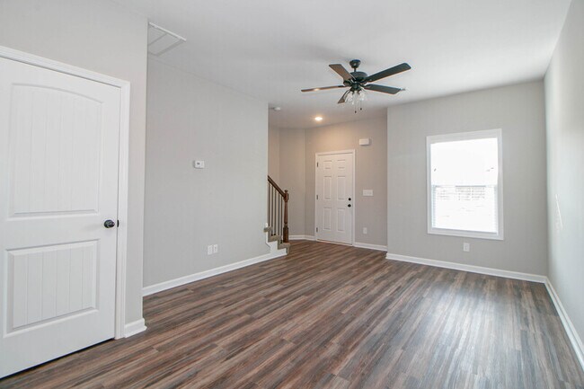 Building Photo - 1115-A4 Hillwood Dr