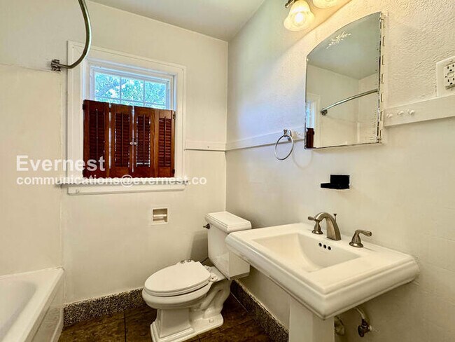 Building Photo - 2 Bed/1 Bath Home with Garage / Pet-Friendly / Available Now!