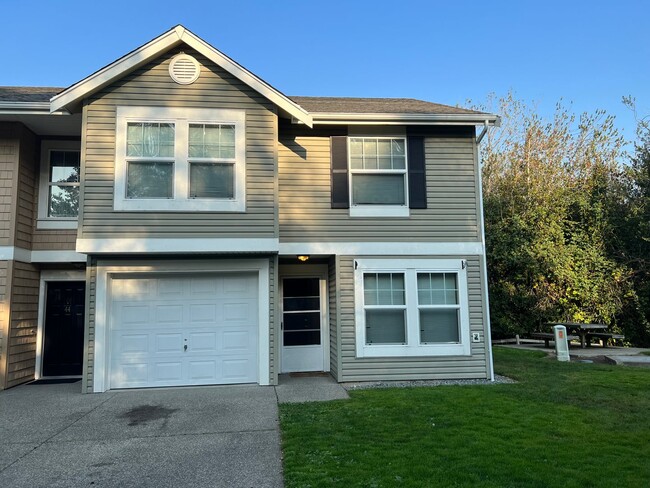 Primary Photo - Gorgeous Mandalay Estate Townhome!