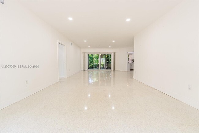 Building Photo - 580 University Dr