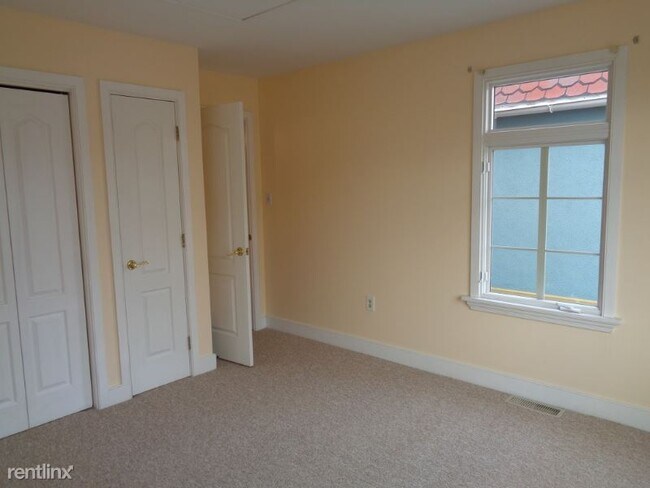 Building Photo - 2 br, 3 bath Townhome - 13 Market Plaza