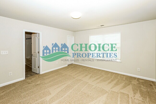 Building Photo - Perfect location in University!
