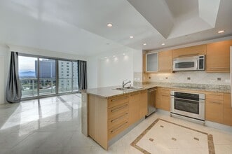 Building Photo - Turnberry Towers East 804- Strip/City/Mnt Views from this Stunning 1Bd/1.5Ba Residence
