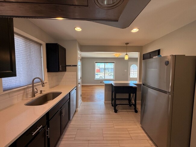 Building Photo - Spacious Twin Lakes Gem!!!