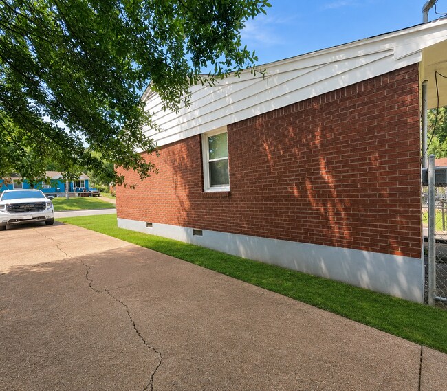 Building Photo - 2136 Pamela Dr