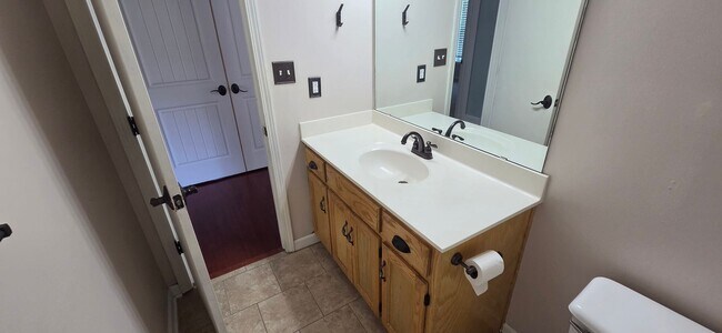 Building Photo - 715 SW Graystone Dr