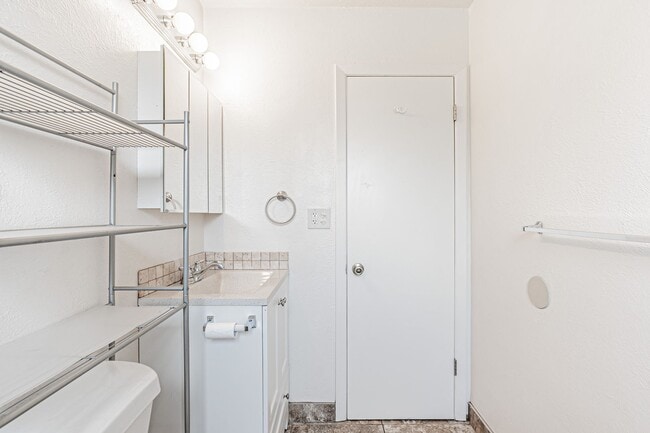 Building Photo - Spacious 3BD, 2BA Lakewood Half-Duplex wit...