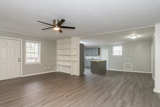 Building Photo - Beautifully renovated 2nd floor, 2 Bdr 1 bath unit in Maryville, TN - Available NOW with lower se...
