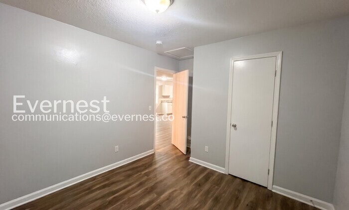 Building Photo - 715 W Creek Cir