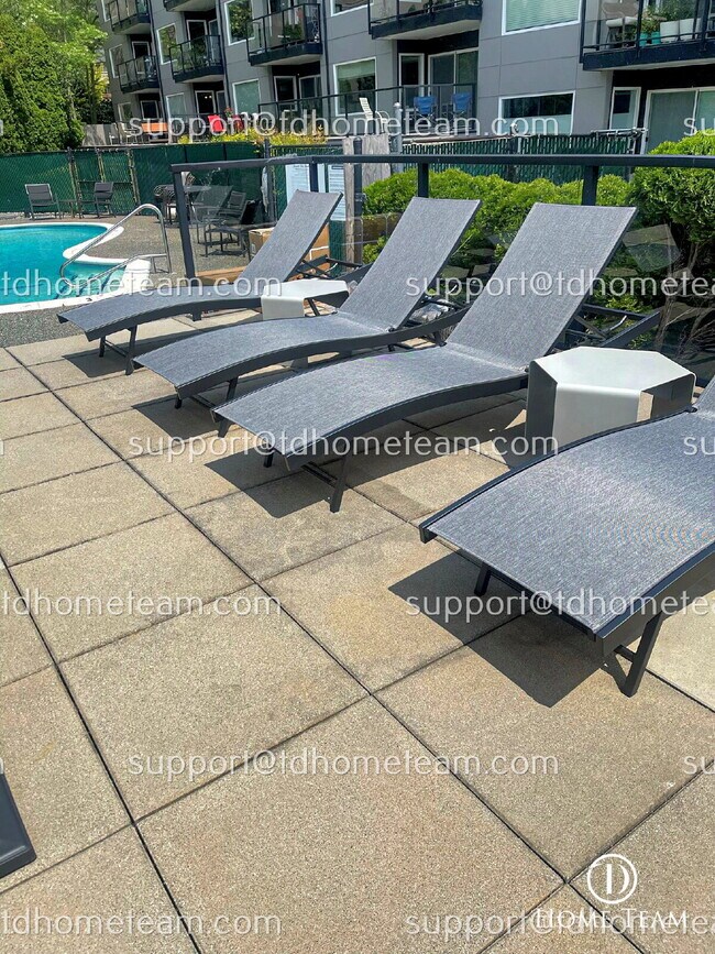 Building Photo - "Charming 1-Bed Waterfront Retreat with Scenic Lake Views & Pool in Kirkland!"