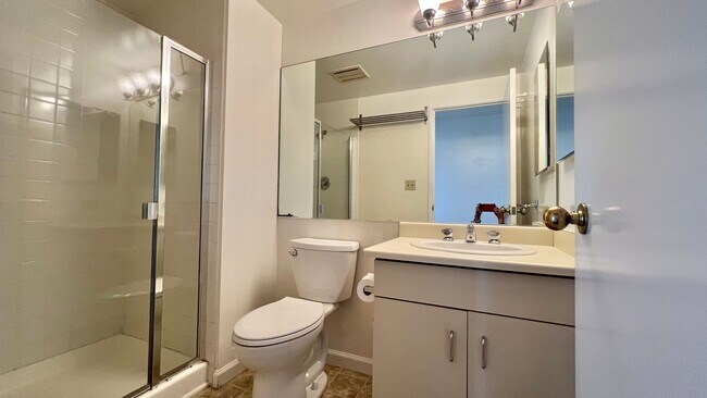 Building Photo - High Rise Living at its Best in Emeryville...
