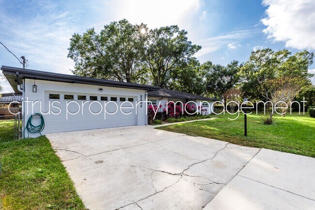 Building Photo - Impeccable, Fully Remodeled 3/2 with Huge Bonus Room Convenient to UCF!