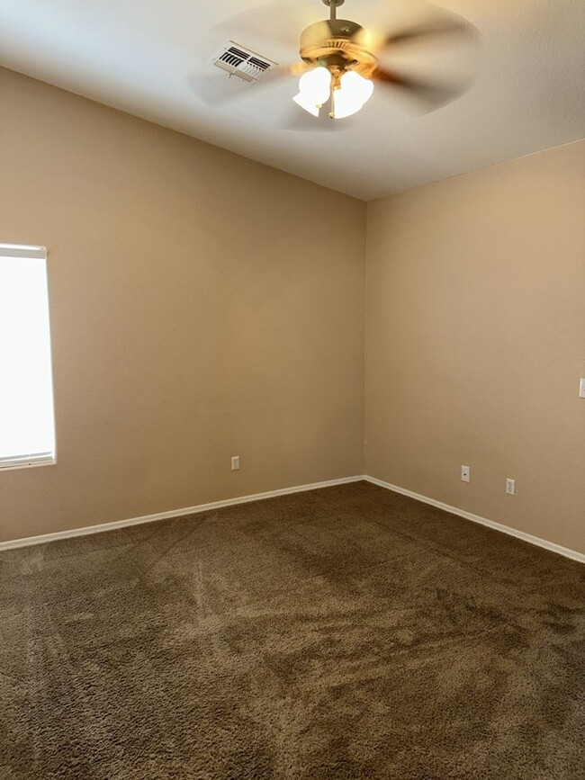 Building Photo - Unfurnished Full Time