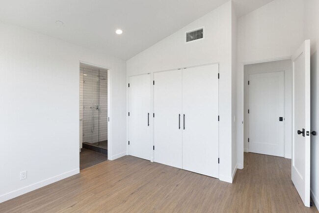 Building Photo - Modern Coastal Lease in Top of the World