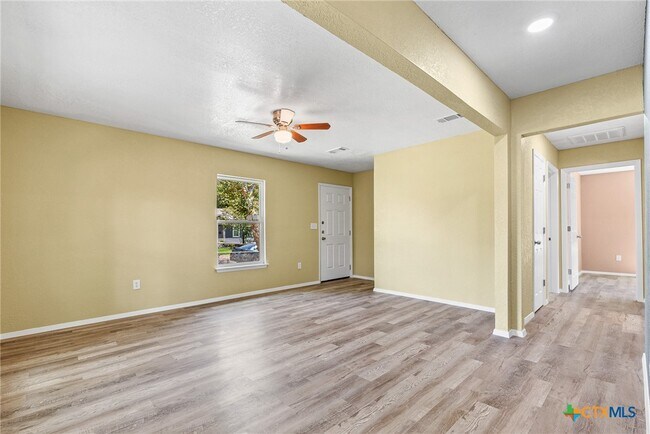 Building Photo - 906 Attas Ave